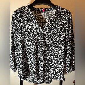 ⭐️ 3/$20 Vince Camuto Black and White Floral Women's Top
